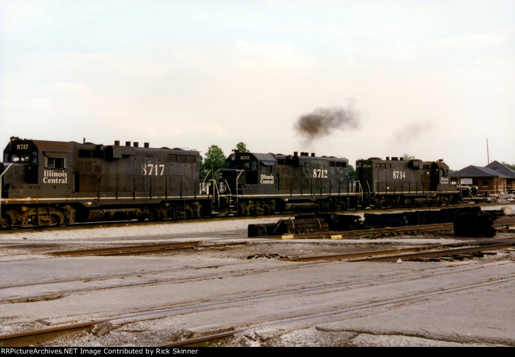 GP11s at Gilman, IL